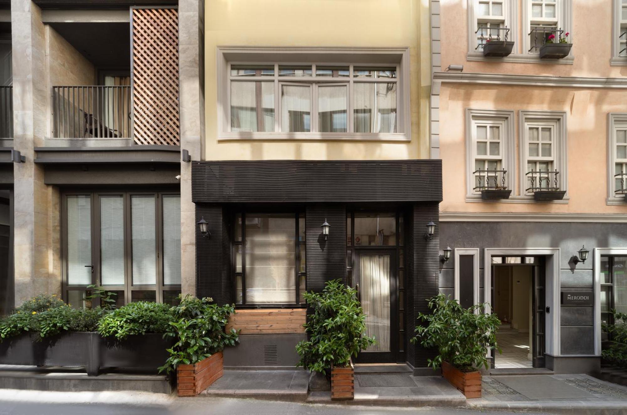 Meroddi La Porta, Istanbul